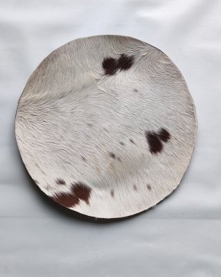 Halbdickes Trommel Kuh- / Rinder- Fell mit Haaren M