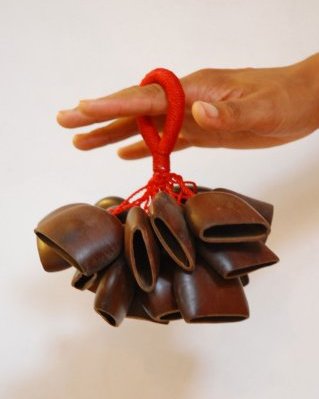 Entada Traube Rassel mit Griff