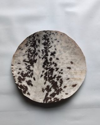 Halbdickes Trommel Kuh- / Rinder- Fell mit Haaren S